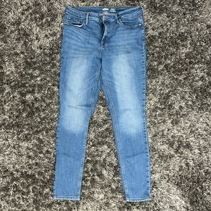 Old Navy 💗✨ ROCKSTAR SUPER SKINNY HIGH RISE
SECRET-SLIM POCKETS JEANS 💗✨